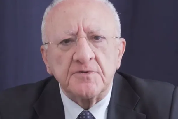 Scontri durante le manifestazioni, l'ironia di De Luca: "Per difendersi da chi aggredisce con le spranghe diamo alle forze dell'ordine petali di rose"