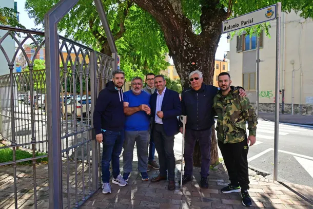 Gestione condivisa dei beni comuni a Salerno: consegnate le chiavi del monumento alle Vittime del Terrorismo al Comitato di Quartiere Torrione