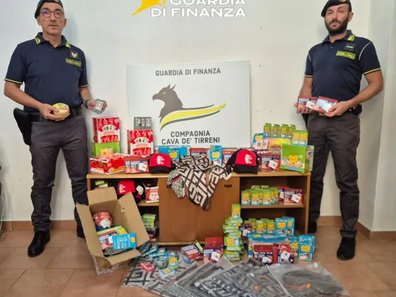 Pagani, sequestro di oltre 58mila articoli: denunciato un commerciante — foto 1