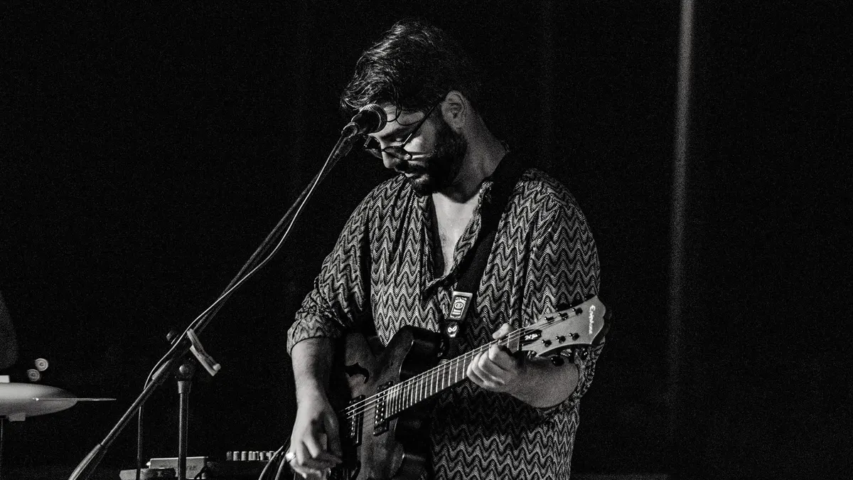 Il cantautore cilentano Mico Argirò all'Università di Siviglia: sua la conferenza-concerto di chiusura del Congresso Internazionale sulle mascolinità