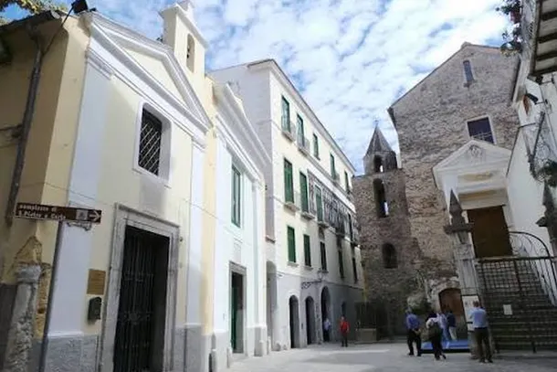 Lavori urgenti e norme di sicurezza a Salerno: la Soprintendenza sbarra le porte di San Pietro a Corte