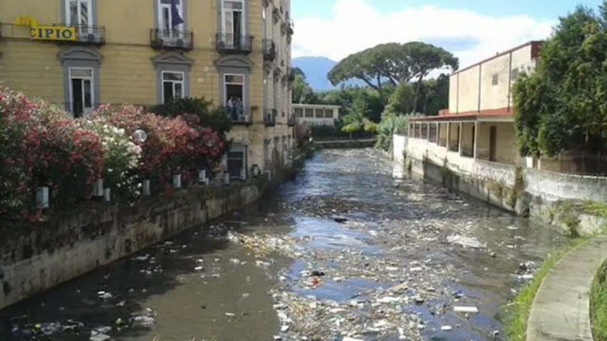 Fiume Sarno, Fico annuncia una nuova legge contro le aziende che inquinano: sanzioni più severe per chi scarica illegalmente reflui nel fiume