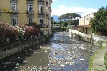 Fiume Sarno, Fico annuncia una nuova legge contro le aziende che inquinano: sanzioni più severe per chi scarica illegalmente reflui nel fiume