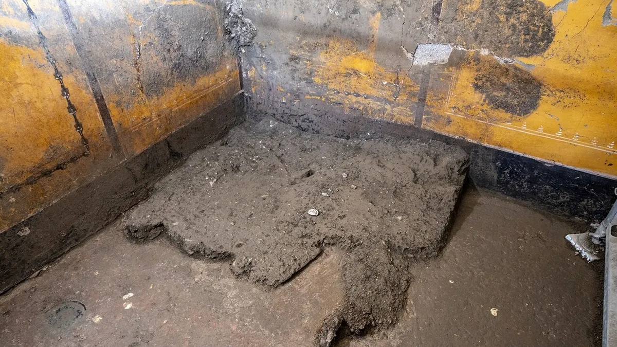 Pompei, riaffiora dagli scavi l'armadio di una donna: utensili, monete e gioielli restituiscono la quotidianità del I secolo d.C.