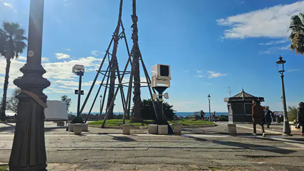 Luci d'Artista a Salerno si prepara a stupire: sul Lungomare Trieste arrivano i proiettori per spettacoli di luci e immagini 3D