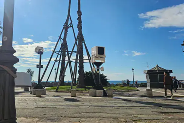 Luci d'Artista a Salerno si prepara a stupire: sul Lungomare Trieste arrivano i proiettori per spettacoli di luci e immagini 3D