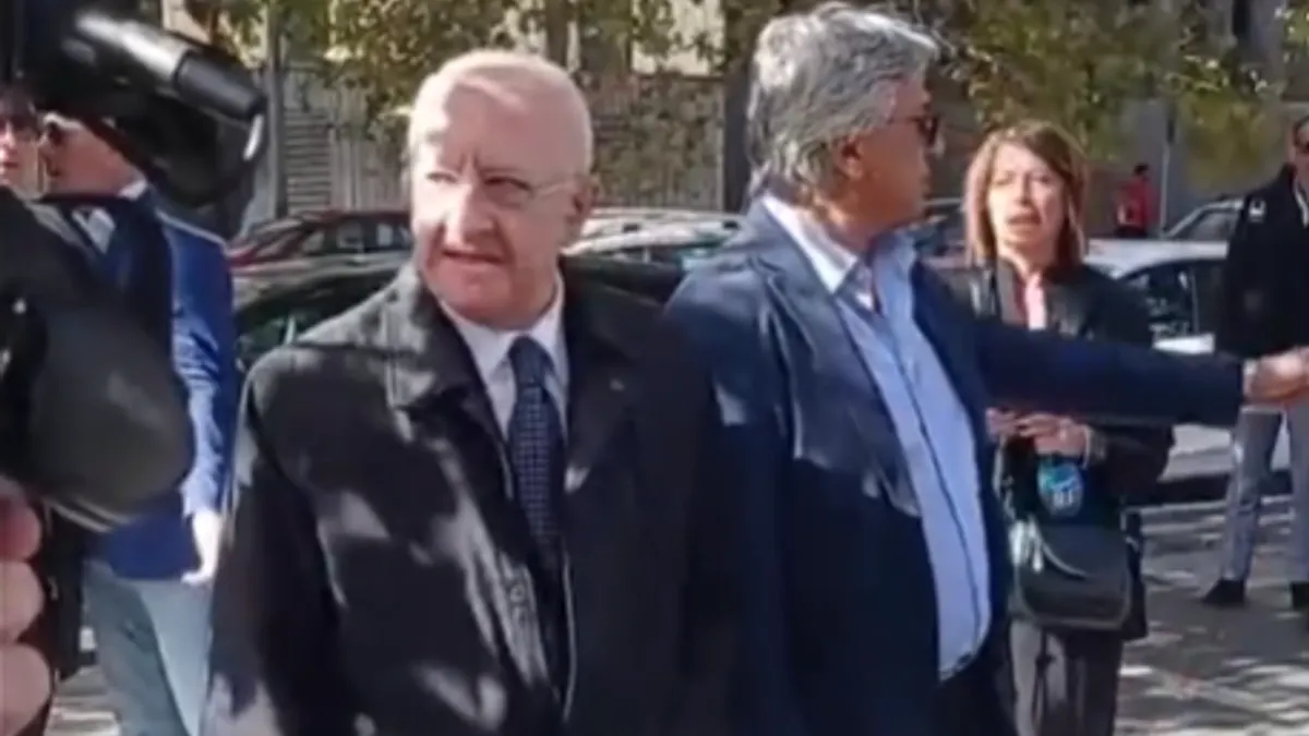 Salerno, De Luca furioso per le mattonelle divelte sulla Lungoirno: «Sono delle bestie»