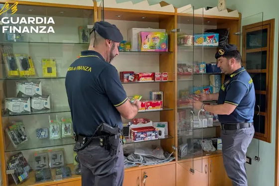 Pagani, sequestro di oltre 58mila articoli: denunciato un commerciante