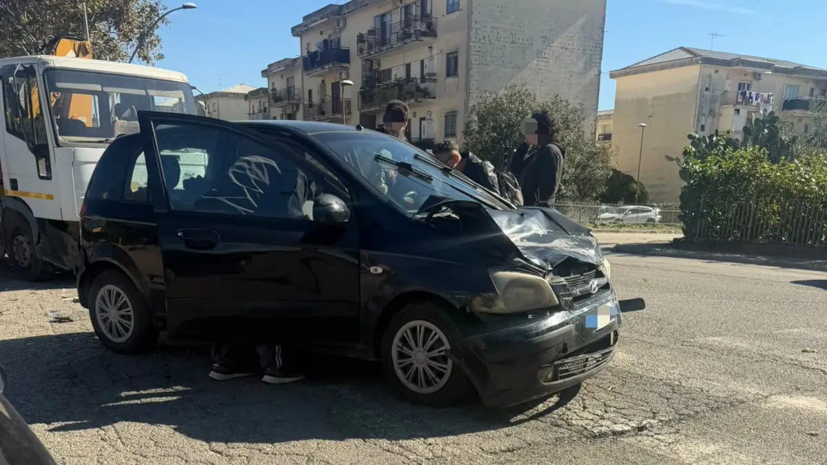 Paura ad Eboli, violento scontro tra camion e auto in via Sandro Pertini: automobilista incastrato tra le lamiere