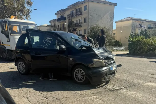 Paura ad Eboli, violento scontro tra camion e auto in via Sandro Pertini: automobilista incastrato tra le lamiere