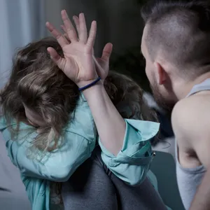 Pontecagnano Faiano, moglie denuncia violenze e minacce: marito arrestato dai carabinieri