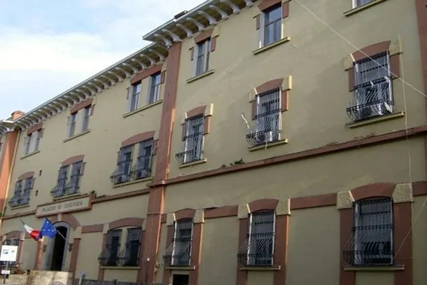 Angri, accusata di aver evirato l'ex compagno nel sonno: la donna chiede scusa, ma i legali della vittima contestano