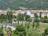 Salerno, fantasmi nei parchi del Mercatello e del Seminario: la protesta sulla manutenzione e le accuse al Comune