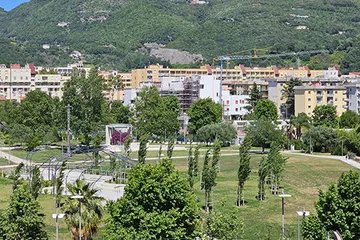 Salerno, fantasmi nei parchi del Mercatello e del Seminario: la protesta sulla manutenzione e le accuse al Comune