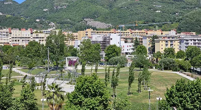 Salerno, fantasmi nei parchi del Mercatello e del Seminario: la protesta sulla manutenzione e le accuse al Comune