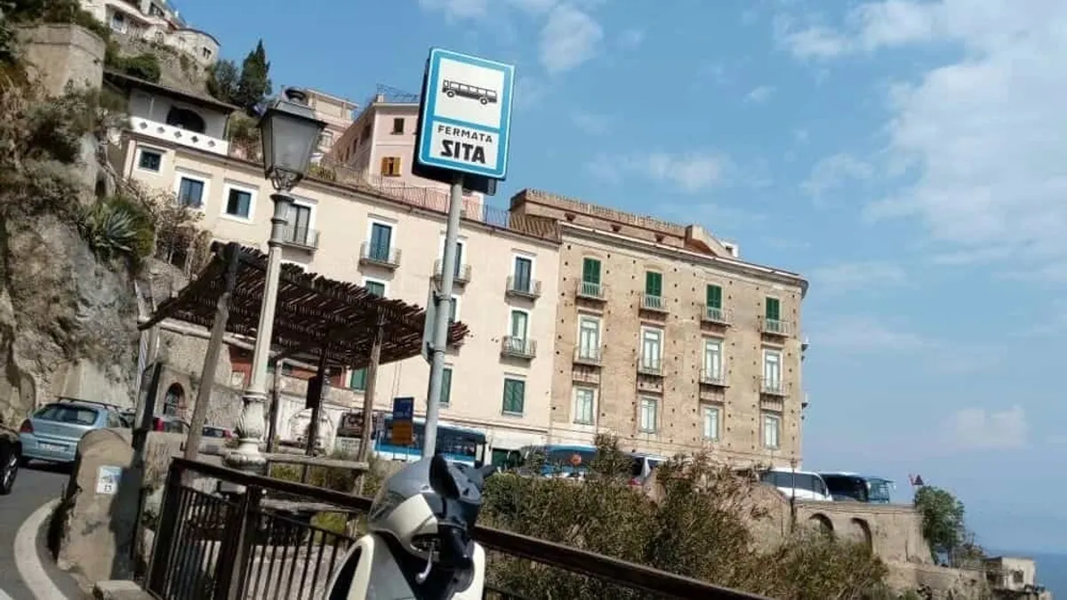 Incidente in Costiera Amalfitana, tre auto coinvolte a Capo d'Orso: Golf perde una ruota, traffico in tilt sulla Statale 163