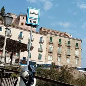 Incidente in Costiera Amalfitana, tre auto coinvolte a Capo d'Orso: Golf perde una ruota, traffico in tilt sulla Statale 163