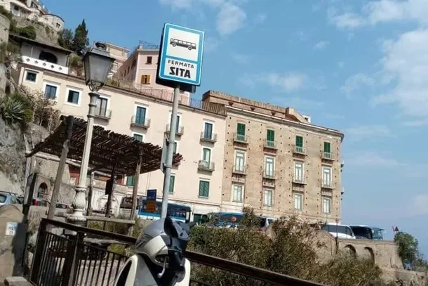 Incidente in Costiera Amalfitana, tre auto coinvolte a Capo d'Orso: Golf perde una ruota, traffico in tilt sulla Statale 163