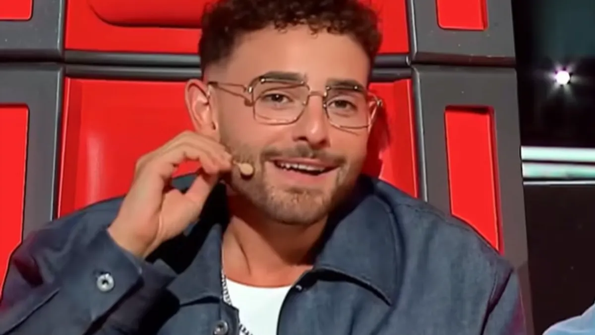 Rocco Hunt spopola in TV con la gag su Vincenzo De Luca: l'ironia del rapper e il legame viscerale con Salerno